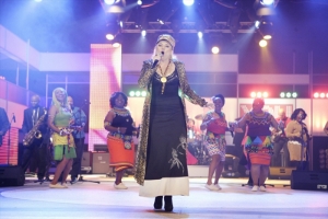 Mango Groove tops Oesfees